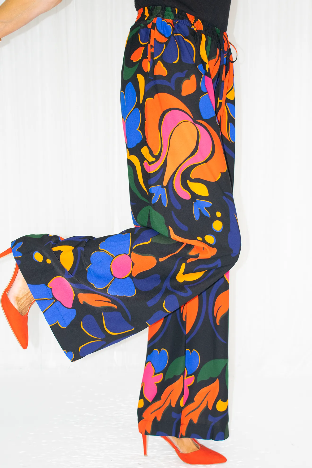 Aurelia Wide leg trousers with elasticated waist in Vibrant Abstract