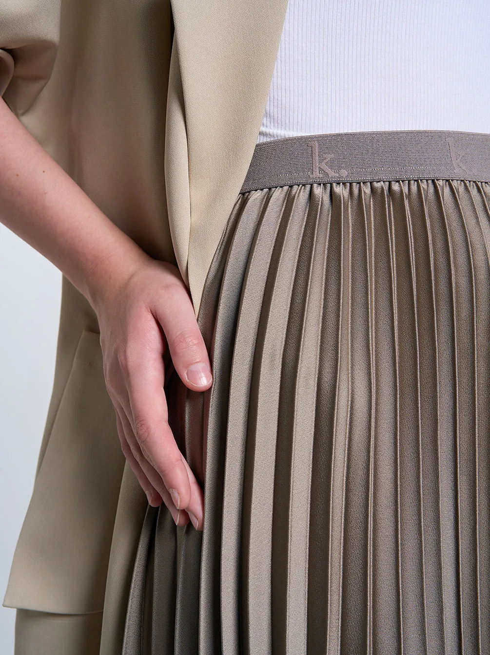 SATIN PLEATED SKIRT PLAIN BROWN TEA